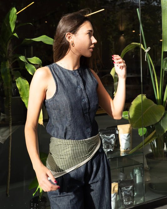 Detalle del tejido verde con estampado de lunares.