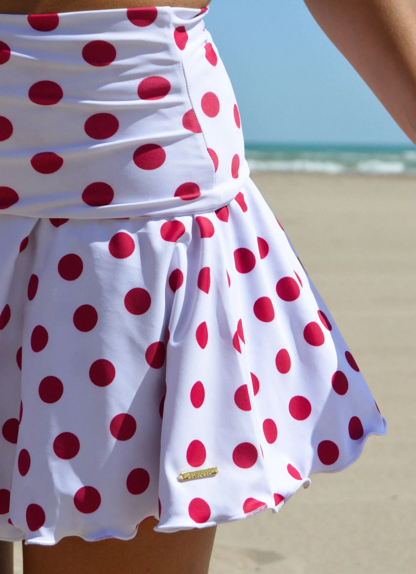 Falda de vuelo con estampado de lunares blanca y roja.