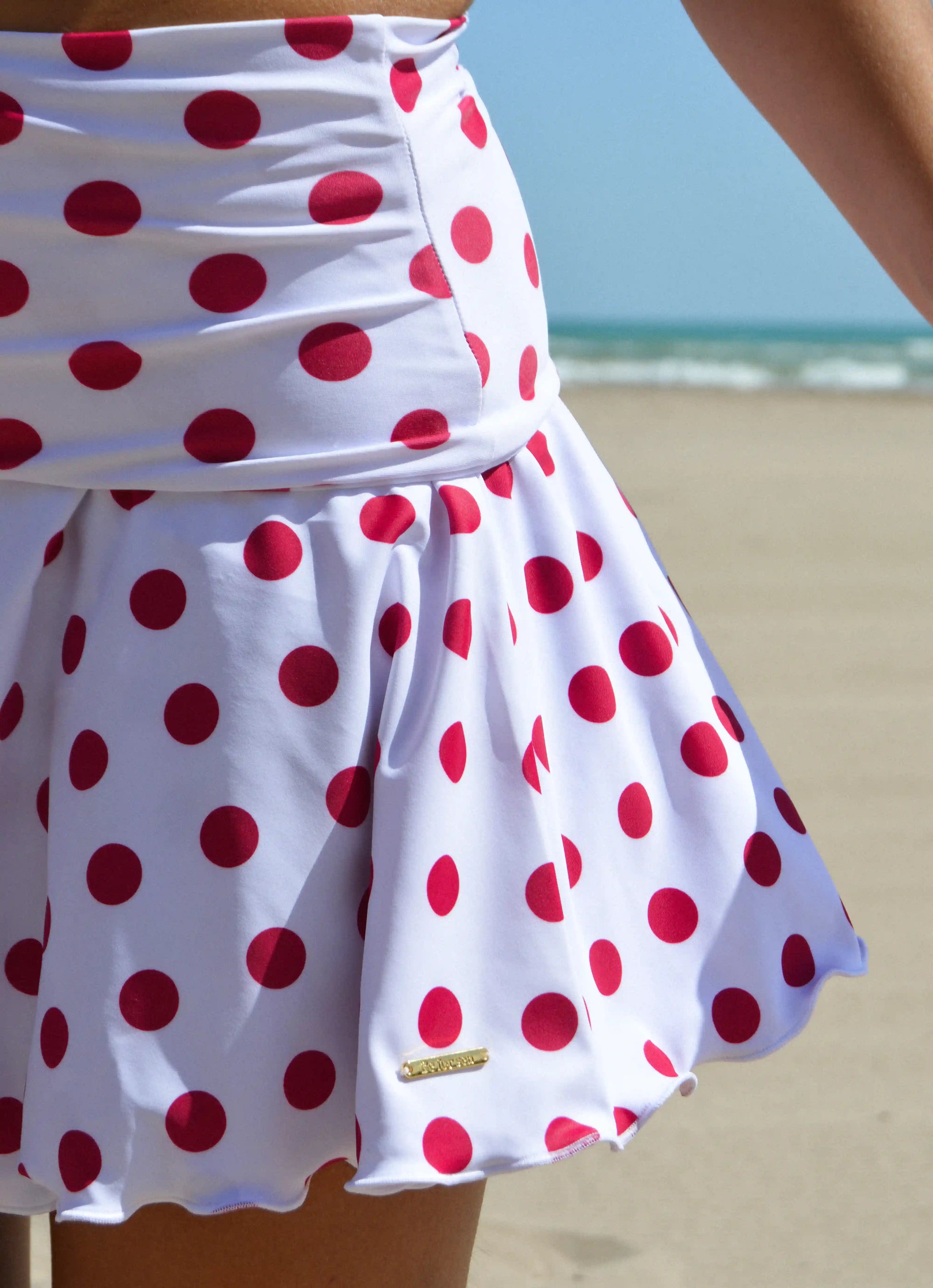 Falda de vuelo con estampado de lunares blanca y roja.